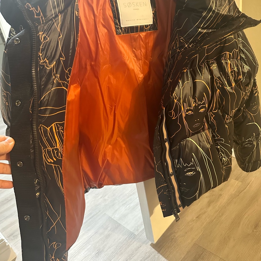 SOSKEN STUDIOS MARISA MINIGUCCI PORTRAIT PRINT DOWN PUFFER JACKET - Picture 9 of 15